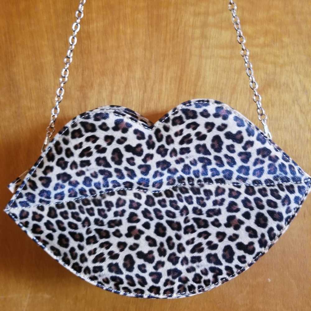 NWOT~"Lips" Purse - Picture 3 of 4